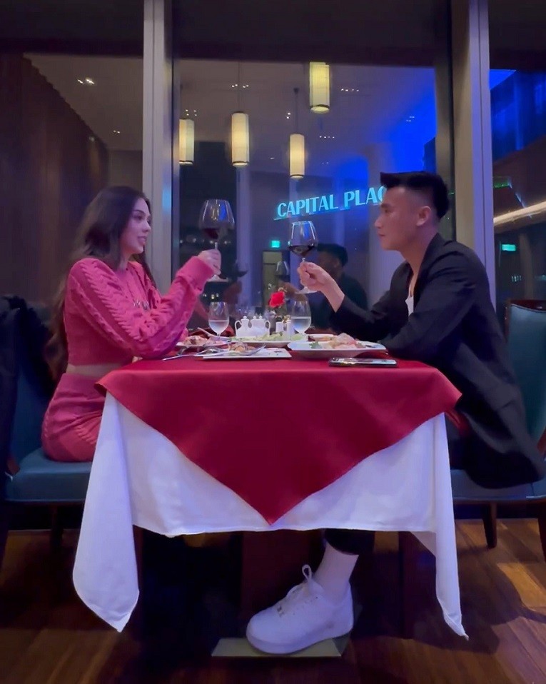 Thủ môn Bùi Tiến Dũng tròn 26 tuổi hôm 28/2. Thủ thành gốc Thanh Hóa đã trở lại tập luyện cùng CLB Công an Hà Nội nên Dianka cùng con trai bay từ TP. Hồ Chí Minh ra mừng sinh nhật anh. Vợ chồng Tiến Dũng cùng nhau thưởng thức bữa tối tại một nhà hàng trên cao. Thủ môn Bùi Tiến Dũng tròn 26 tuổi hôm 28/2. Thủ thành gốc Thanh Hóa đã trở lại tập luyện cùng CLB Công an Hà Nội nên Dianka cùng con trai bay từ TP. Hồ Chí Minh ra mừng sinh nhật anh. Vợ chồng Tiến Dũng cùng nhau thưởng thức bữa tối tại một nhà hàng trên cao.