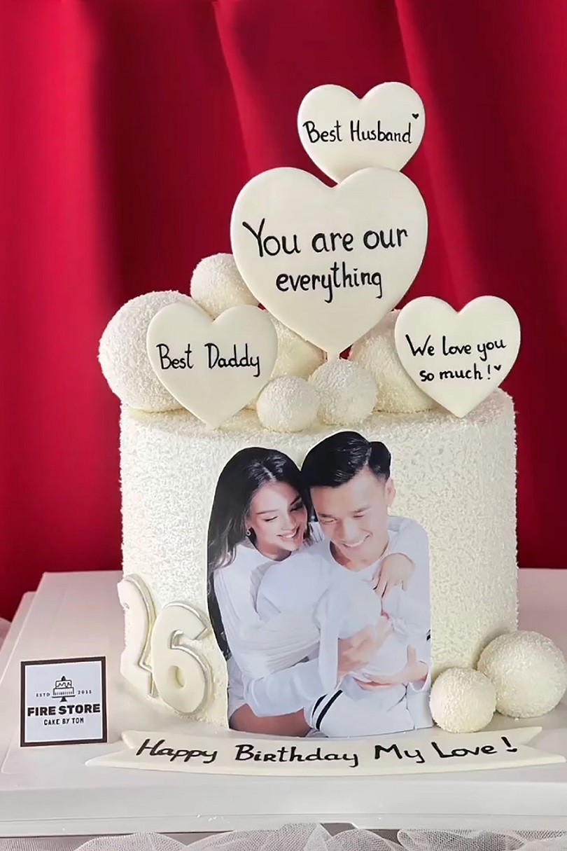 Thủ môn Bùi Tiến Dũng đón tuổi 26 bên vợ người mẫu và con trai nhỏ tại Hà Nội Thủ môn Bùi Tiến Dũng đón tuổi 26 bên vợ người mẫu và con trai nhỏ tại Hà Nội