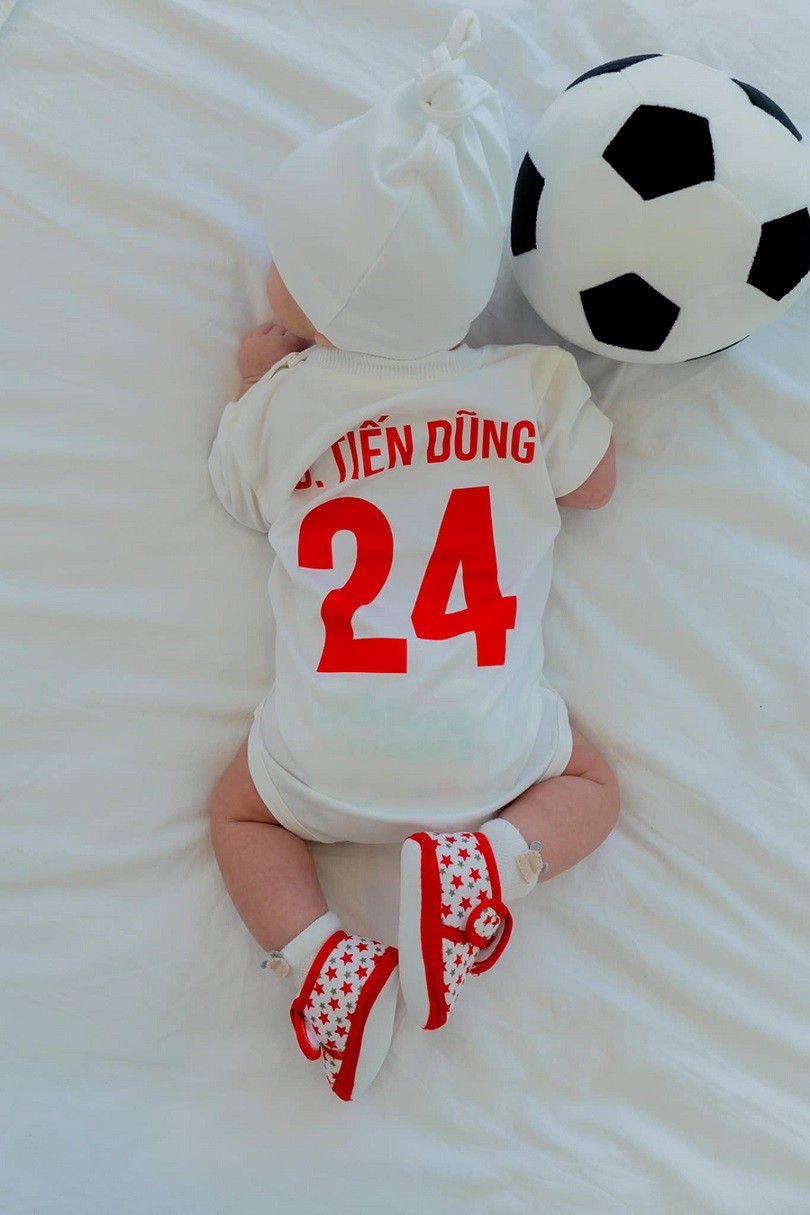 Thủ môn Bùi Tiến Dũng đón tuổi 26 bên vợ người mẫu và con trai nhỏ tại Hà Nội Thủ môn Bùi Tiến Dũng đón tuổi 26 bên vợ người mẫu và con trai nhỏ tại Hà Nội