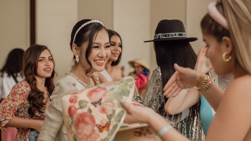 Hoa hậu Nguyễn Thanh Hà tặng nón lá các thi sinh Miss Eco International 2023
