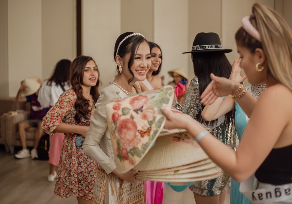 Hoa hậu Nguyễn Thanh Hà tặng nón lá các thi sinh Miss Eco International 2023