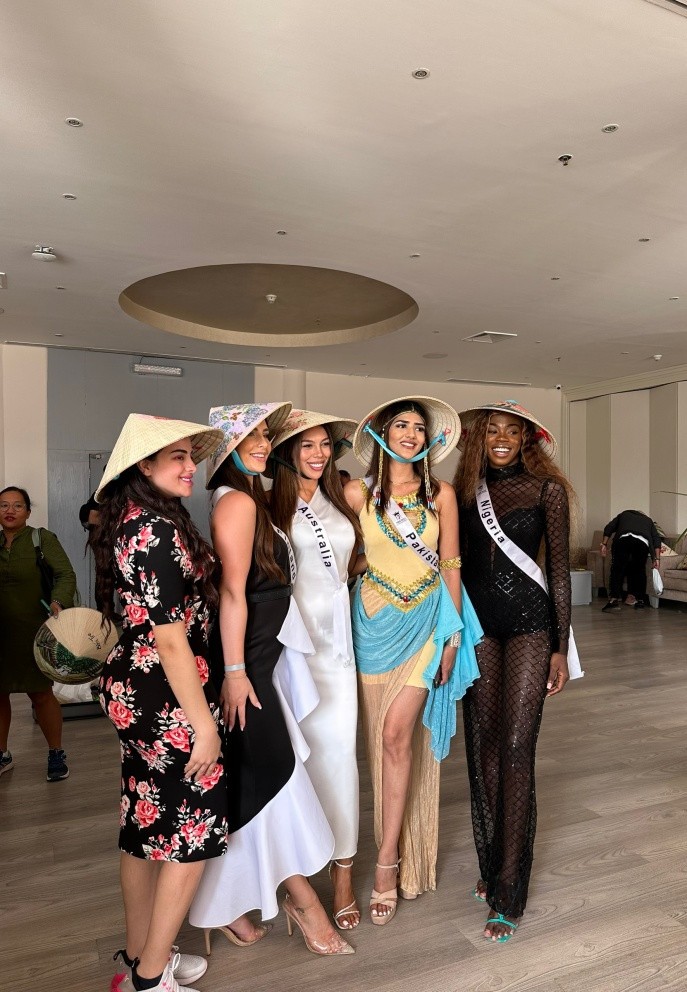 Hoa hậu Nguyễn Thanh Hà tặng nón lá các thi sinh Miss Eco International 2023