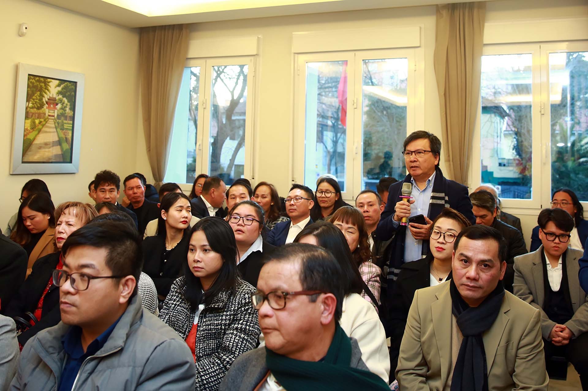 Bà con người Việt tại Tây Ban Nha nêu kiến nghị, đề xuất tại cuộc gặp mặt.  (Nguồn: VGP)