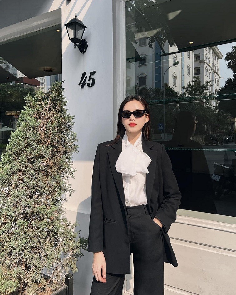 Phong cách suit kết hợp cùng sơ mi như các Chọn phong cách công sở tối giản Hoa hậu Đỗ Thị Hà vẫn xinh đẹp nổi bật