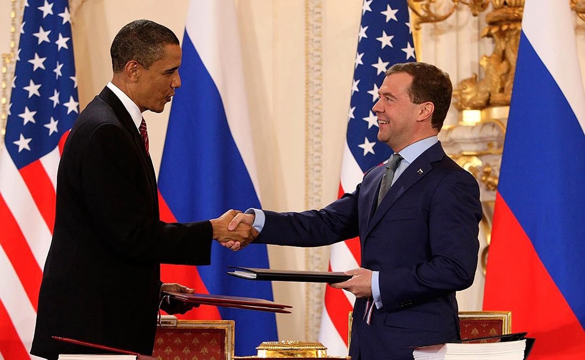 Tổng thống Mỹ Barack Obama và Tổng thống Nga Dmitry Medvedev bắt tay sau khi ký kết Hiệp ước New START năm 2010. (Nguồn: Kremlin.ru) Tổng thống Mỹ Barack Obama và Tổng thống Nga Dmitry Medvedev bắt tay sau khi ký kết Hiệp ước New START năm 2010. (Nguồn: Kremlin.ru)