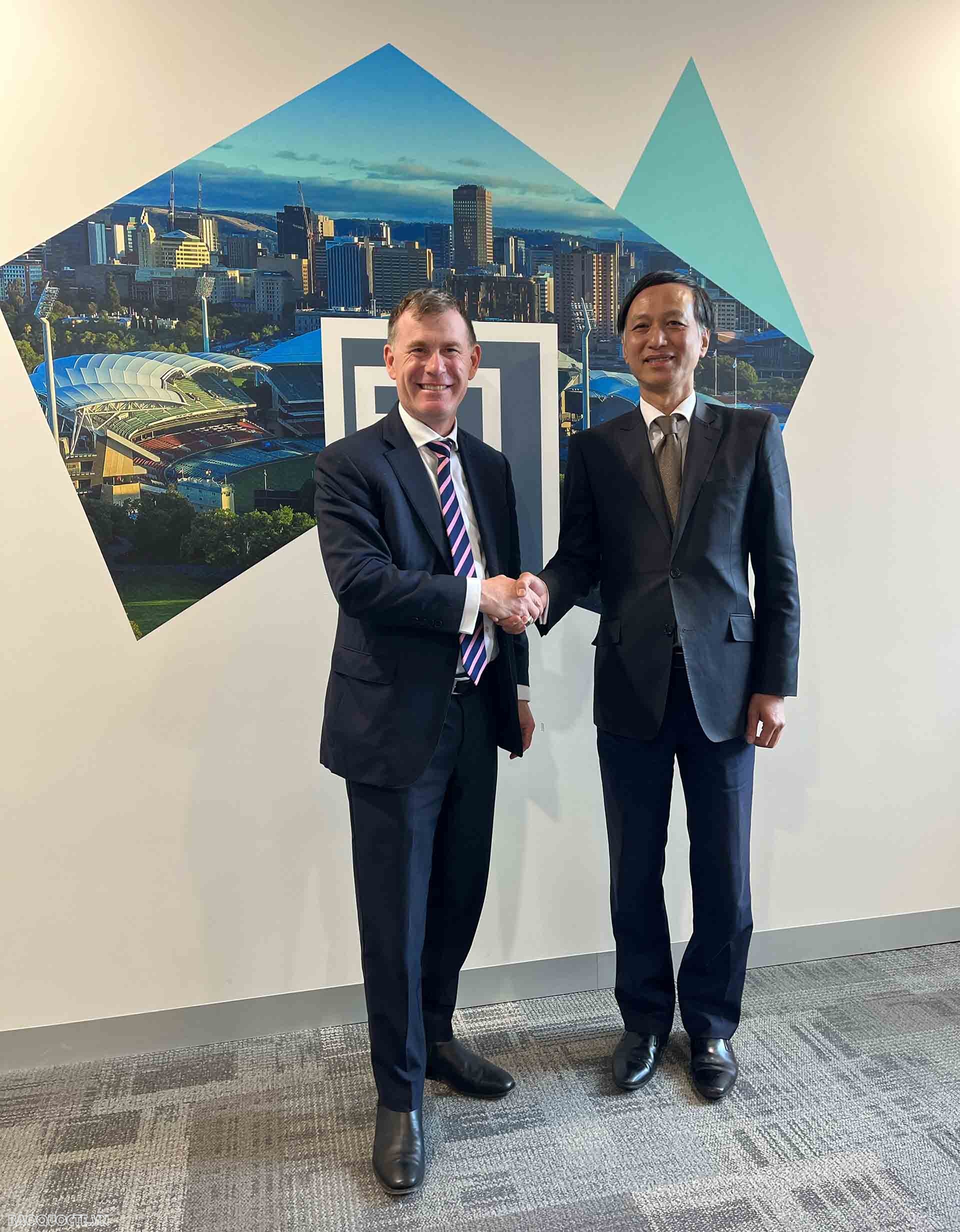 Đại sứ Nguyễn Tất Thành làm việc với Bộ trưởng Thương mại và Đầu tư Nick Champion.