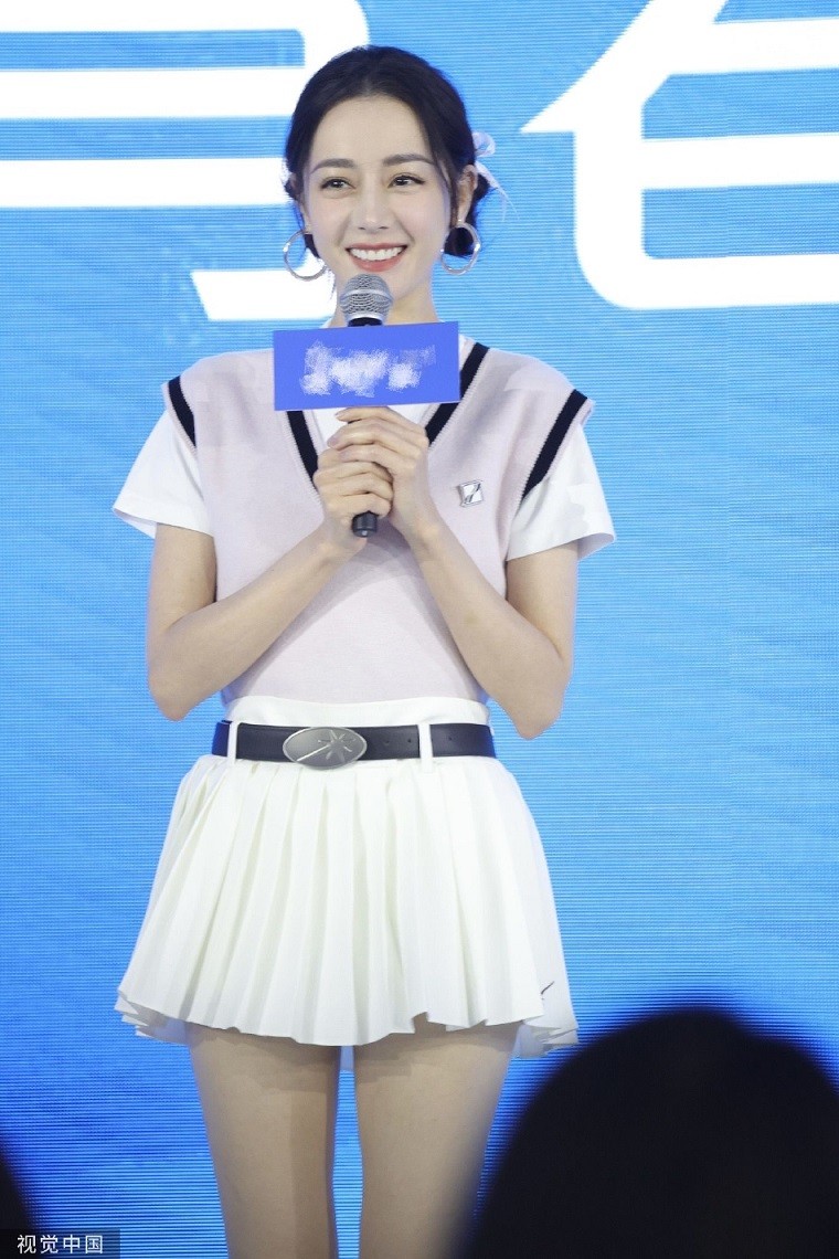 Diễn viên Địch Lệ Nhiệt Ba mặc váy ngắn, khoe vóc dáng thon gọn, gương mặt trang điểm tự nhiên.