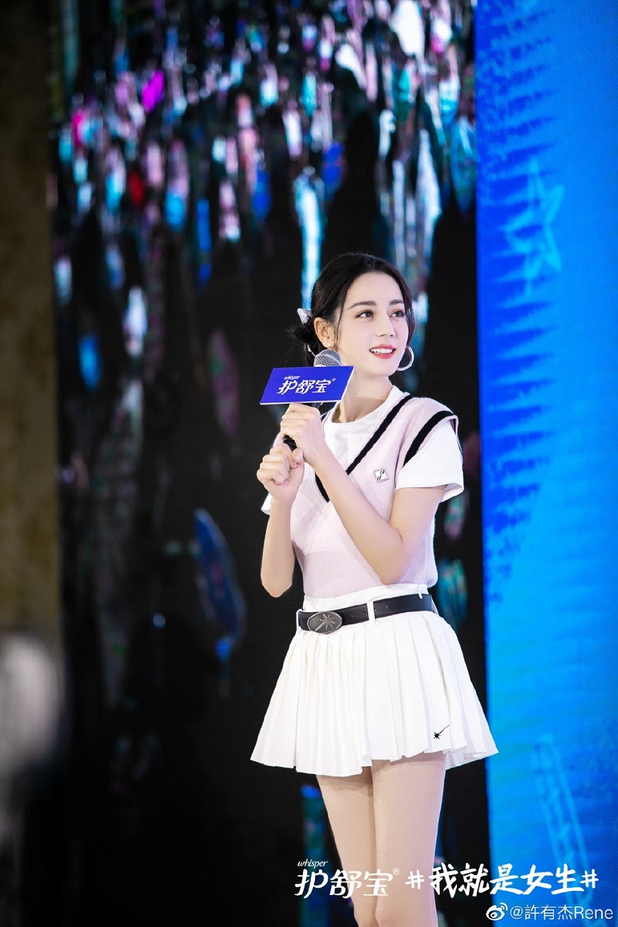 Địch Lệ Nhiệt Ba xuất hiện đẹp như búp bê sau thời gian 'vắng bóng'