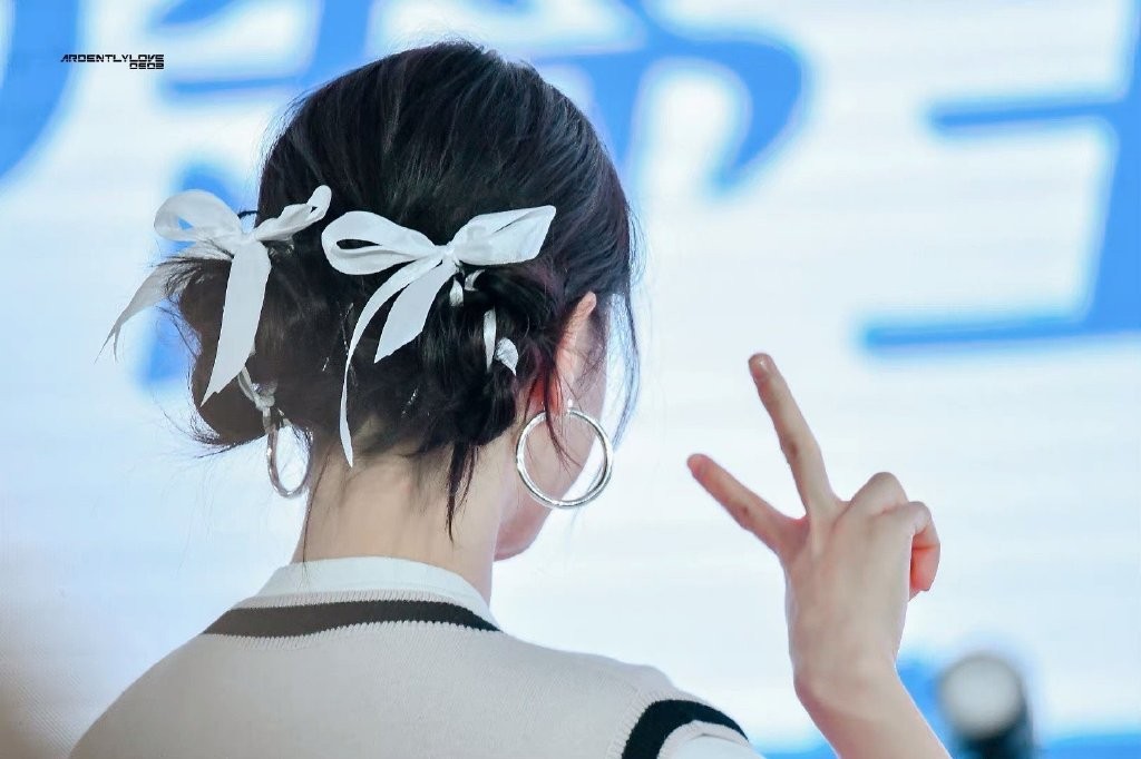 Địch Lệ Nhiệt Ba xuất hiện đẹp như búp bê sau thời gian 'vắng bóng'