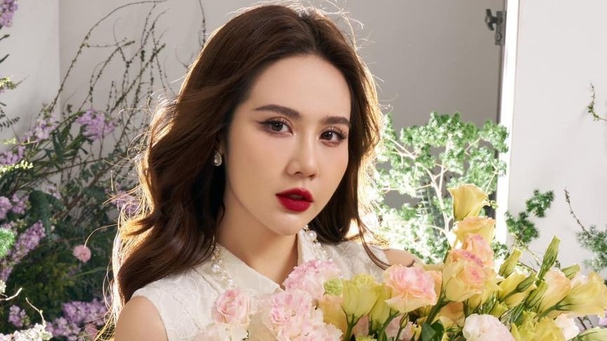 Phan Minh Huyền đọ sắc cùng hoa