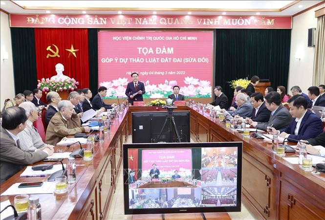 Chủ tịch Quốc hội chủ trì Tọa đàm góp ý dự thảo Luật Đất đai (sửa đổi) Chủ tịch Quốc hội chủ trì Tọa đàm góp ý dự thảo Luật Đất đai (sửa đổi)