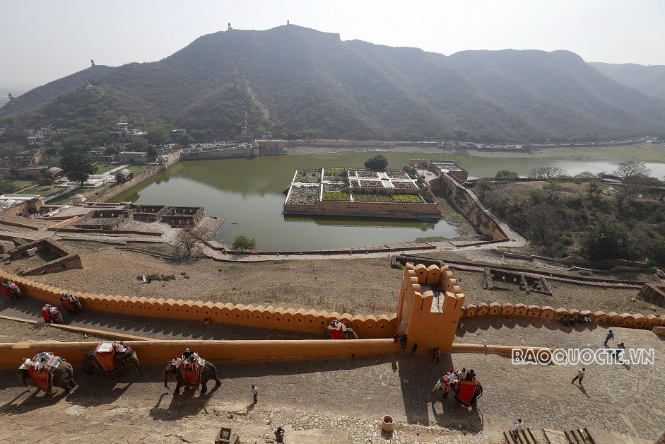 Du khách Việt và trải nghiệm cưỡi voi ngắm cảnh ở Ấn Độ Du khách Việt và trải nghiệm cưỡi voi ngắm cảnh ở Ấn Độ