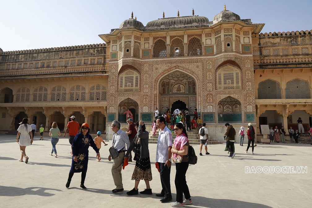 Du khách Việt và trải nghiệm cưỡi voi ngắm cảnh ở Ấn Độ Du khách Việt và trải nghiệm cưỡi voi ngắm cảnh ở Ấn Độ