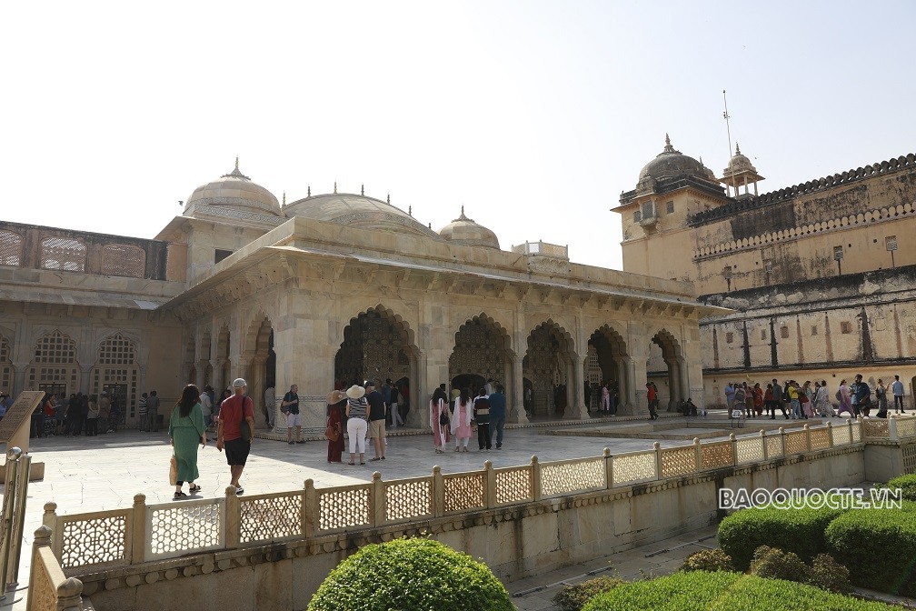 Du khách Việt và trải nghiệm cưỡi voi ngắm cảnh ở Ấn Độ Du khách Việt và trải nghiệm cưỡi voi ngắm cảnh ở Ấn Độ