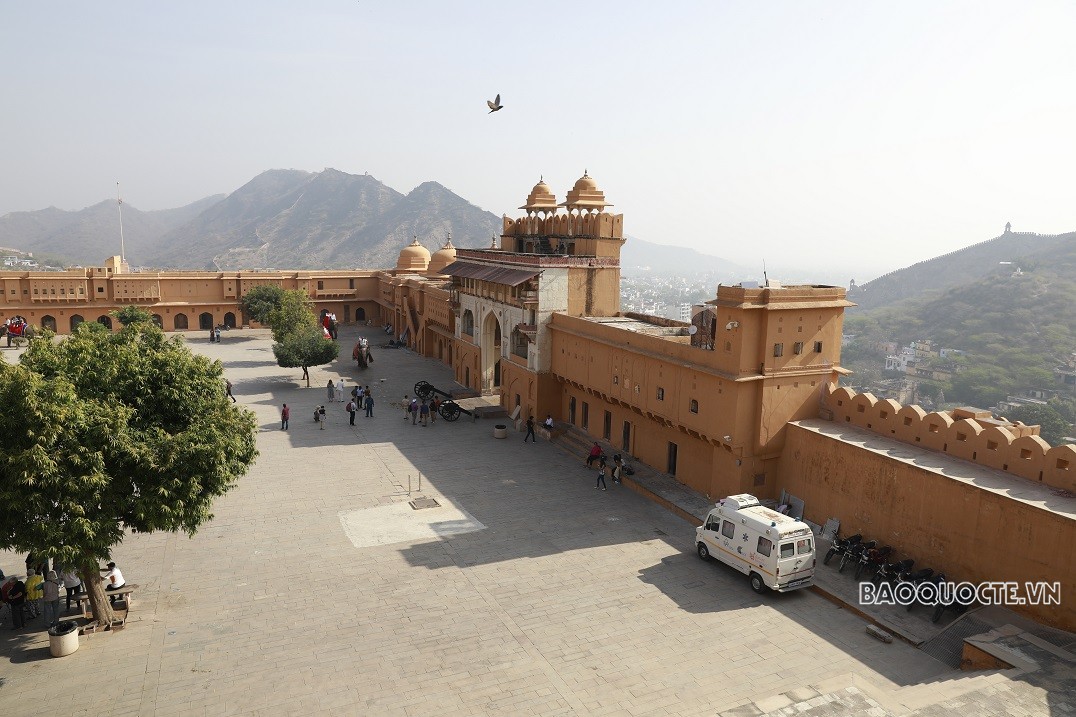 Du khách Việt và trải nghiệm cưỡi voi ngắm cảnh ở Ấn Độ Du khách Việt và trải nghiệm cưỡi voi ngắm cảnh ở Ấn Độ