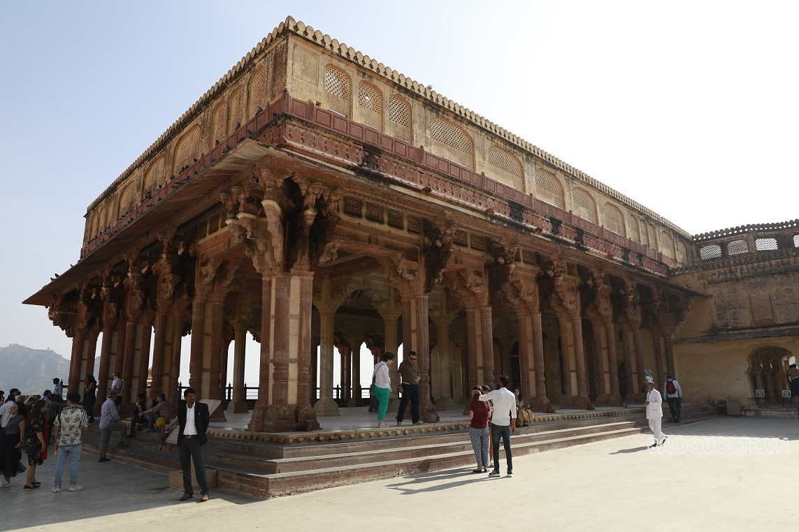 Du khách Việt và trải nghiệm cưỡi voi ngắm cảnh ở Ấn Độ Du khách Việt và trải nghiệm cưỡi voi ngắm cảnh ở Ấn Độ