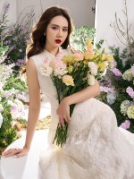 Phan Minh Huyền đọ sắc cùng hoa