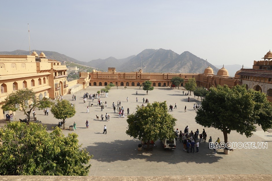 Du khách và trải nghiệm cưỡi voi ngắm cảnh ở Ấn Độ Du khách và trải nghiệm cưỡi voi ngắm cảnh ở Ấn Độ