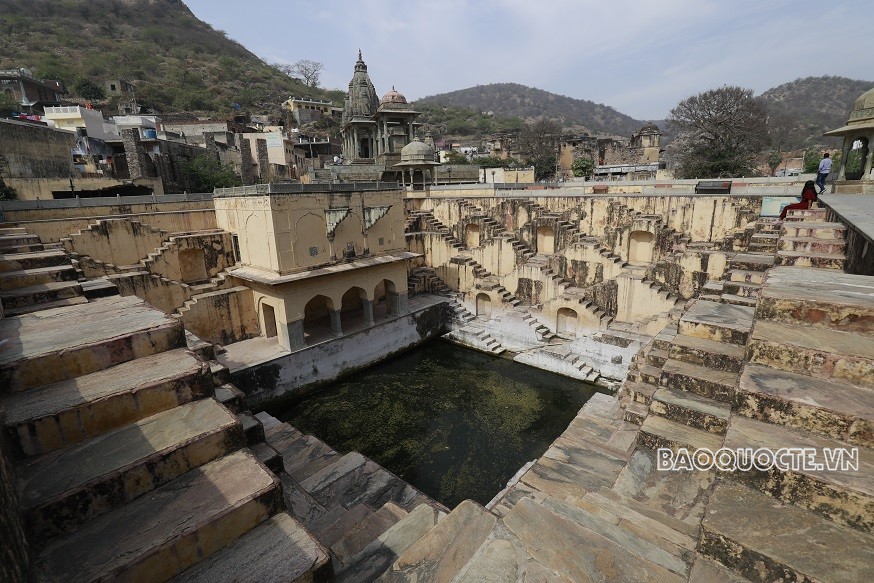 Du khách và trải nghiệm cưỡi voi ngắm cảnh ở Ấn Độ Du khách và trải nghiệm cưỡi voi ngắm cảnh ở Ấn Độ