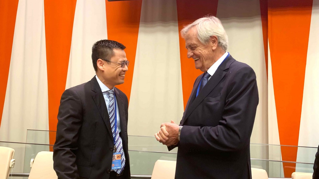 Đại sứ Đặng Hoàng Giang trao đổi với Đặc phái viên của Tổng thư ký LHQ về Nam Sudan kiêm Trưởng phái bộ UNMISS Nicholas Haysom. Đại sứ Đặng Hoàng Giang trao đổi với Đặc phái viên của Tổng thư ký LHQ về Nam Sudan kiêm Trưởng phái bộ UNMISS Nicholas Haysom.