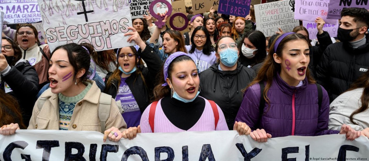 Ngày 4/3, Thủ tướng Tây Ban Nha Pedro Sanchez đã công bố luật bình đẳng giới của nước này, theo đó sẽ yêu cầu đại diện cân bằng hơn giữa phụ nữ và nam giới trong hoạt động chính trị, kinh doanh và các lĩnh vực khác. (Nguồn: Pacific Press)