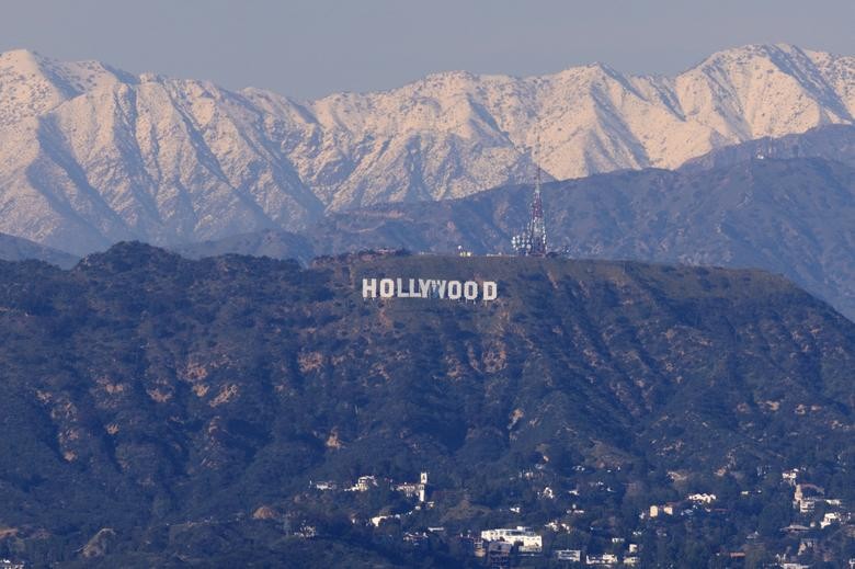 Những ngọn núi phủ đầy tuyết bao quanh biển hiệu Hollywood ở thành phố Los Angeles sau một loạt cơn bão mùa đông ở Los Angeles, California, ngày 2 tháng 3. REUTERS/Mike Blake Những ngọn núi phủ đầy tuyết bao quanh biển hiệu Hollywood ở thành phố Los Angeles sau một loạt cơn bão mùa đông ở Los Angeles, California, ngày 2 tháng 3. REUTERS/Mike Blake