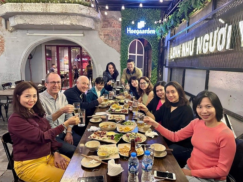 (03.06) Ông Mark Kent cùng các đồng nghiệp, nhân viên Đại sứ quán Vương quốc Anh tại Việt Nam. (Nguồn: Đại sứ quán Vương quốc Anh tại Việt Nam)