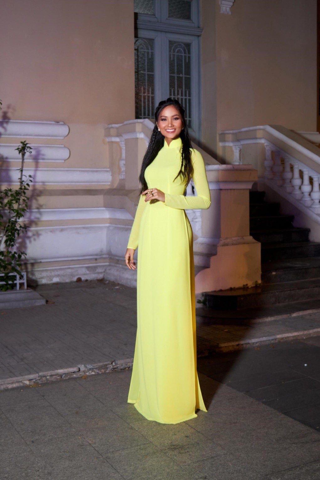 Ca sĩ Phi Hùng, Hoa hậu H'Hen Niê tâm sự về niềm đam mê bất tận với áo dài dân tộc