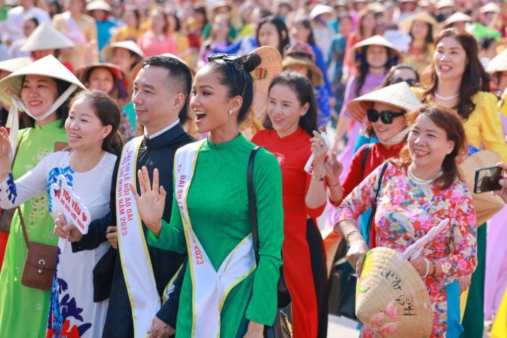 Ca sĩ Phi Hùng, Hoa hậu H'Hen Niê tâm sự về niềm đam mê bất tận với áo dài dân tộc