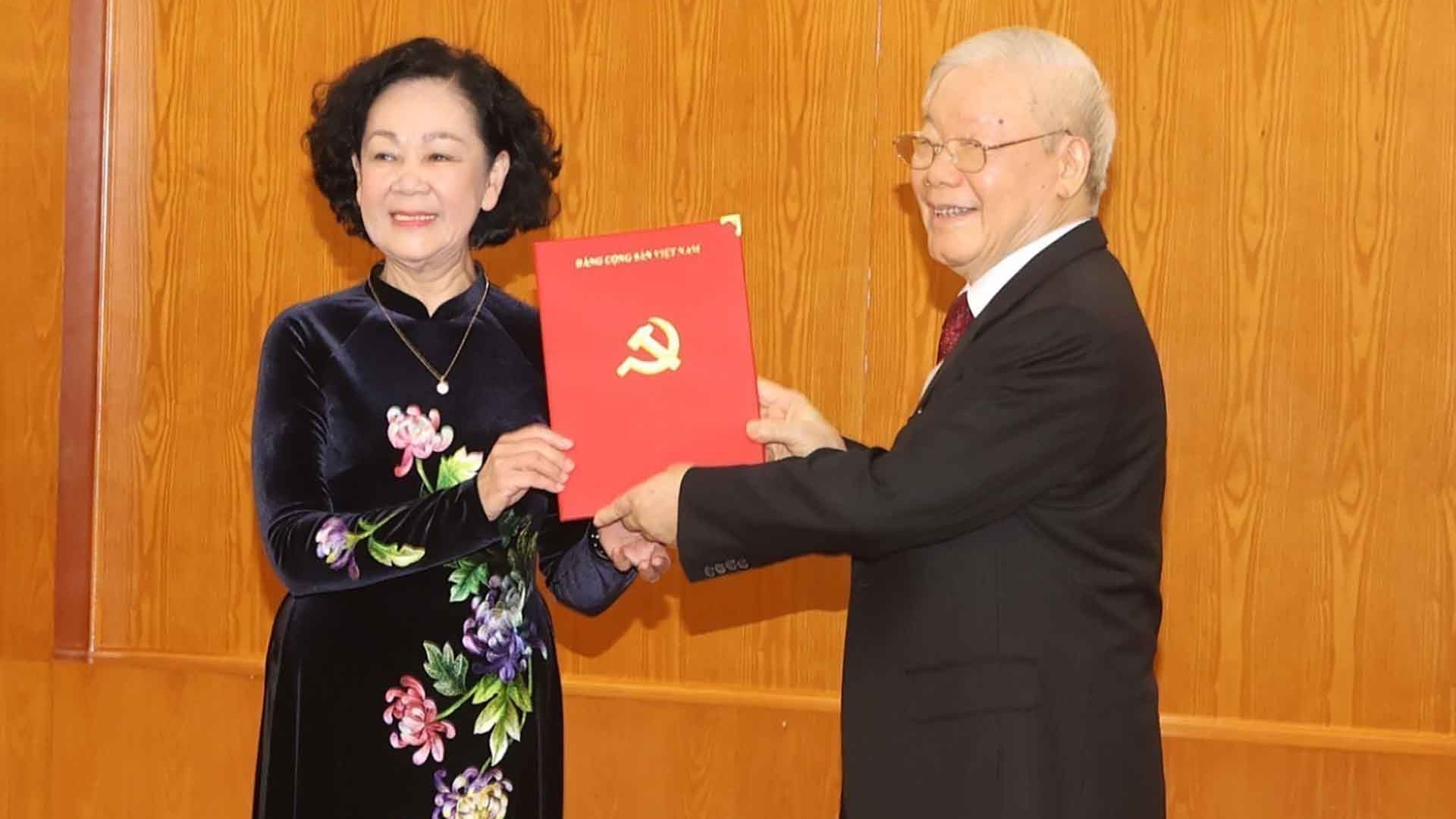 Tổng Bí thư Nguyễn Phú Trọng trao quyết định phân công đồng chí Trương Thị Mai giữ chức Thường trực Ban Bí thư