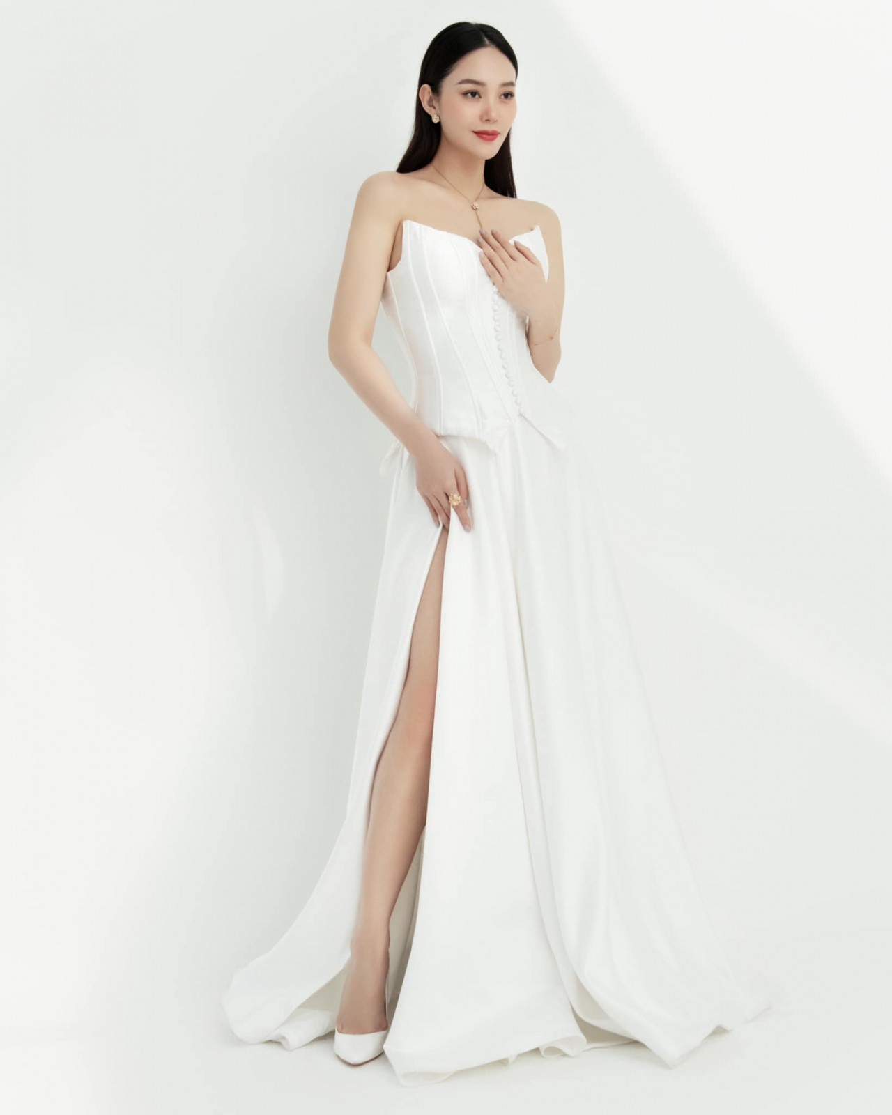 Thời trang biến hóa của ca sĩ Minh Hằng