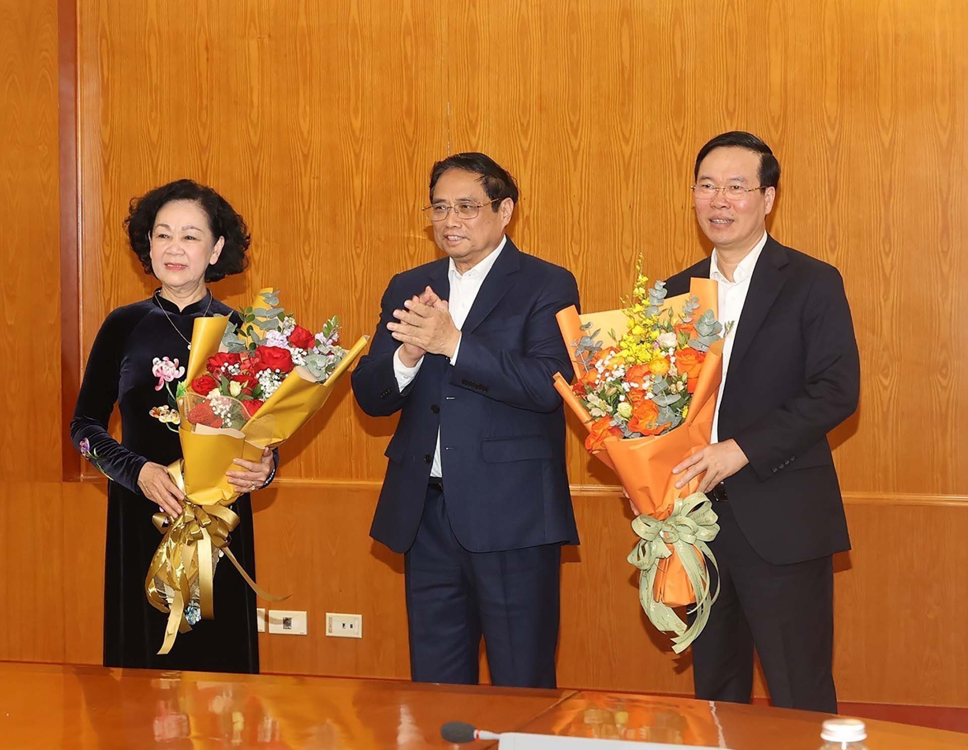 Đồng chí Phạm Minh Chính, Ủy viên Bộ Chính trị, Thủ tướng Chính phủ chúc mừng đồng chí Võ Văn Thưởng, Ủy viên Bộ Chính trị, Chủ tịch nước và đồng chí Trương Thị Mai, Ủy viên Bộ Chính trị, Thường trực Ban Bí thư. (Nguồn: TTXVN)