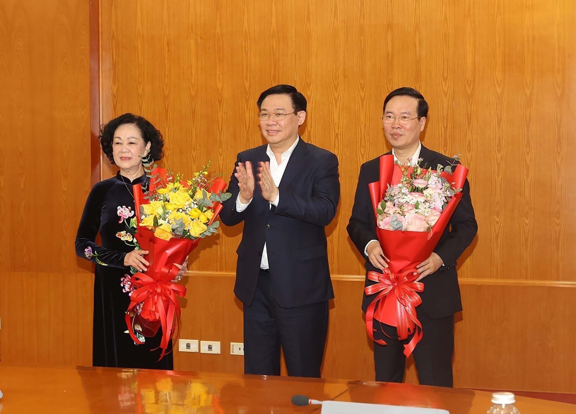 Đồng chí Vương Đình Huệ, Ủy viên Bộ Chính trị, Chủ tịch Quốc hội chúc mừng đồng chí Võ Văn Thưởng, Ủy viên Bộ Chính trị, Chủ tịch nước và đồng chí Trương Thị Mai, Ủy viên Bộ Chính trị, Thường trực Ban Bí thư. (Nguồn: TTXVN)