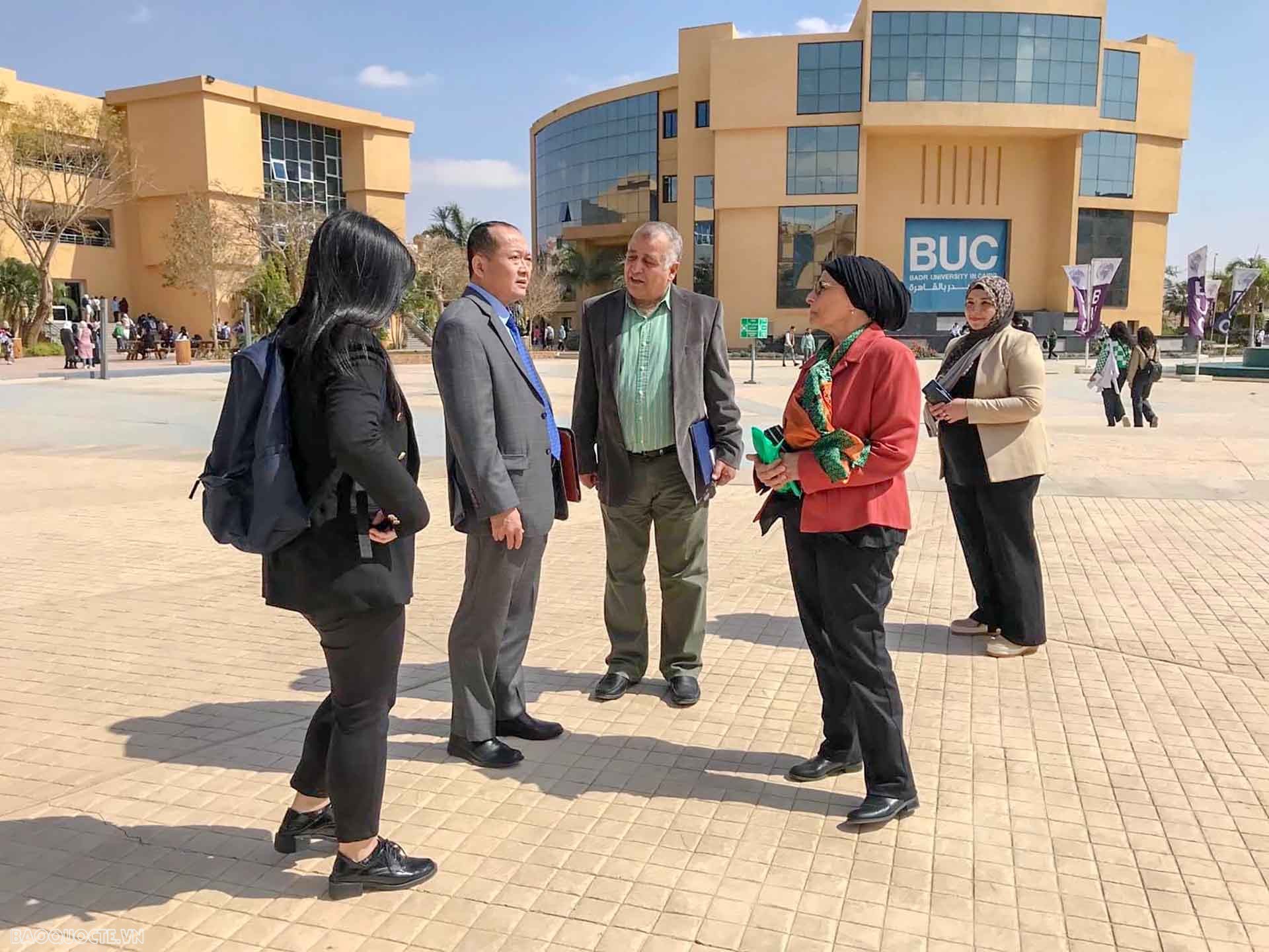 Đại sứ Nguyễn Huy Dũng làm việc với lãnh đạo Đại học Badr tại Cairo và Trung tâm nghiên cứu toàn cầu thuộc Đại học này. Đại sứ Nguyễn Huy Dũng làm việc với lãnh đạo Đại học Badr tại Cairo và Trung tâm nghiên cứu toàn cầu thuộc Đại học này.
