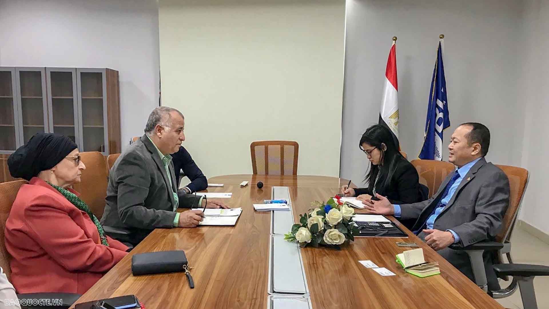 Đại sứ Nguyễn Huy Dũng làm việc với lãnh đạo Đại học Badr tại Cairo và Trung tâm nghiên cứu toàn cầu thuộc Đại học này. Đại sứ Nguyễn Huy Dũng làm việc với lãnh đạo Đại học Badr tại Cairo và Trung tâm nghiên cứu toàn cầu thuộc Đại học này.