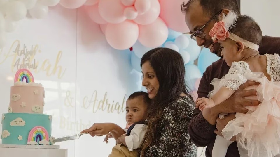 Cặp sinh non nhất thế giới đón sinh nhật đầu tiên