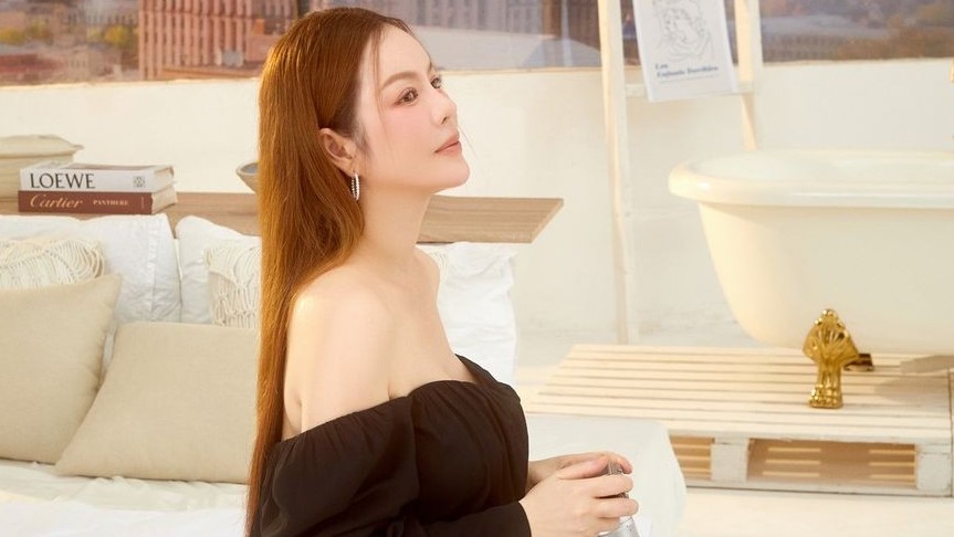 Lý Nhã Kỳ khoe sắc vóc nóng bỏng ngày 8/3