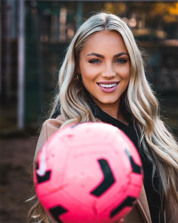 Cầu thủ nữ xinh đẹp nhất thế giới chấn thương