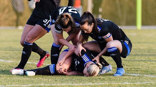 Cầu thủ nữ xinh đẹp nhất thế giới dính chấn thương