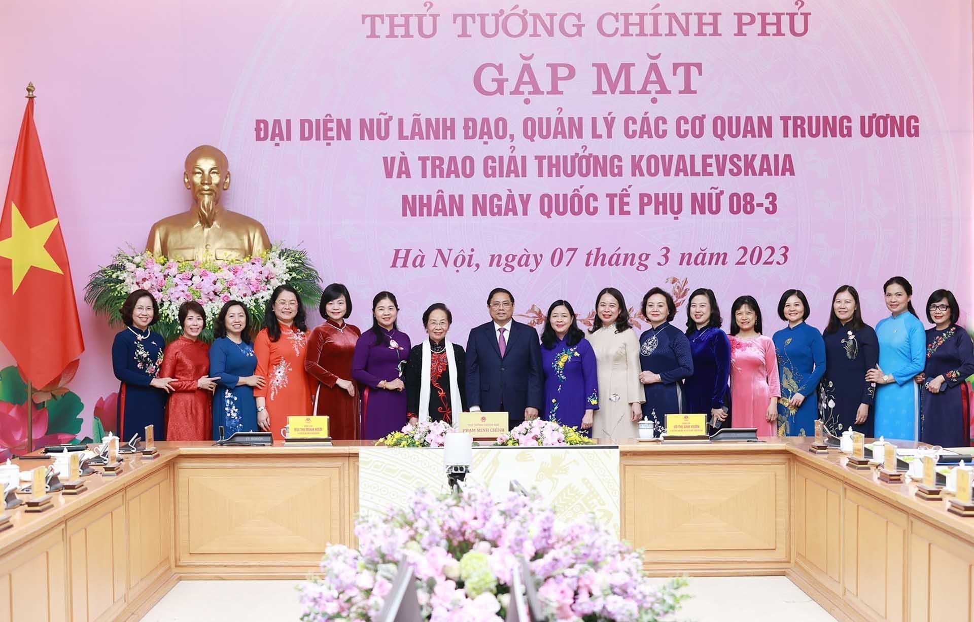 Thủ tướng Phạm Minh Chính với đại diện nữ lãnh đạo, quản lý và các nhà khoa học nữ. (Nguồn: TTXVN) Thủ tướng Phạm Minh Chính với đại diện nữ lãnh đạo, quản lý và các nhà khoa học nữ. (Nguồn: TTXVN)