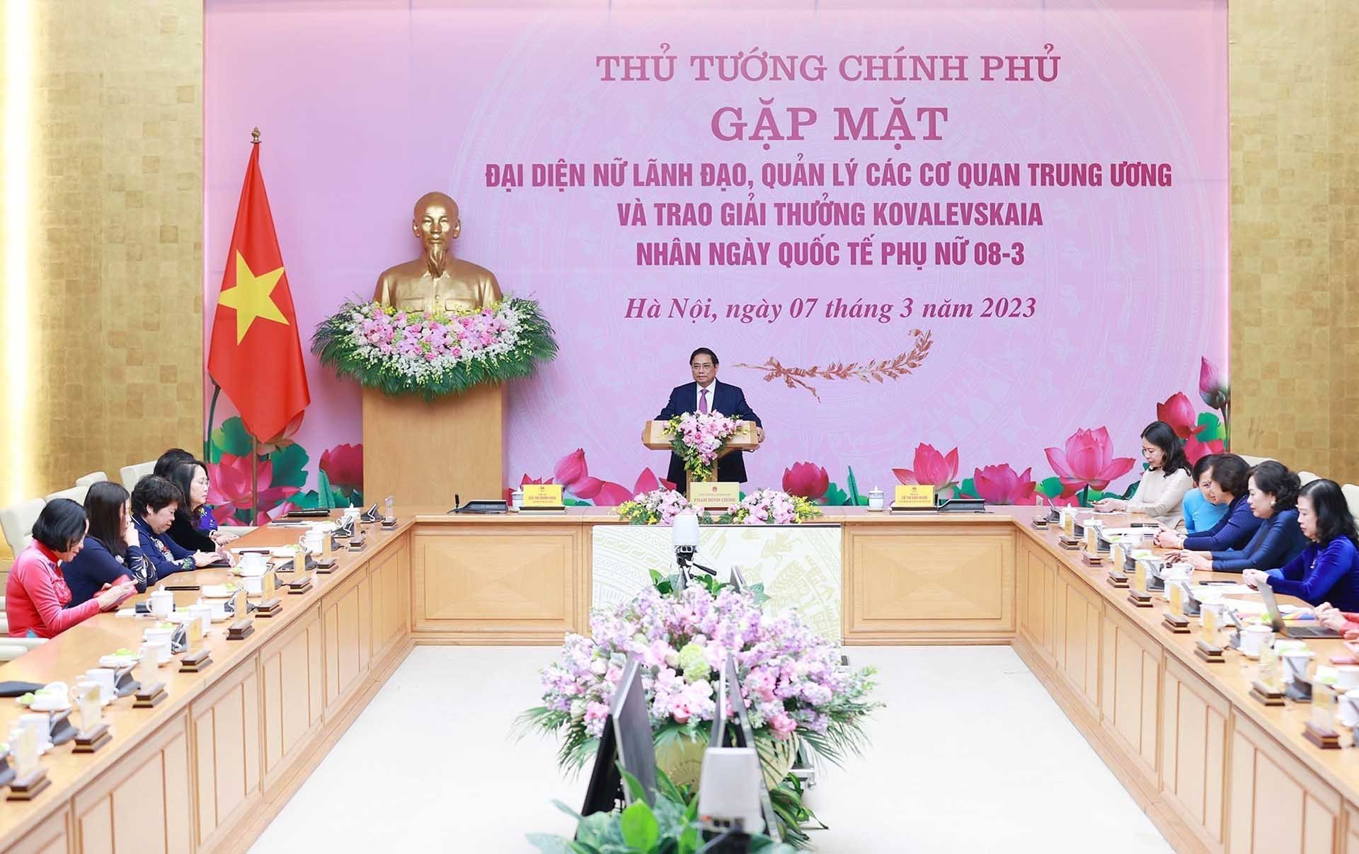 Thủ tướng Phạm Minh Chính chúc mừng đại diện nữ lãnh đạo và các nhà khoa học nữ. (Nguồn: TTXVN) Thủ tướng Phạm Minh Chính chúc mừng đại diện nữ lãnh đạo và các nhà khoa học nữ. (Nguồn: TTXVN)
