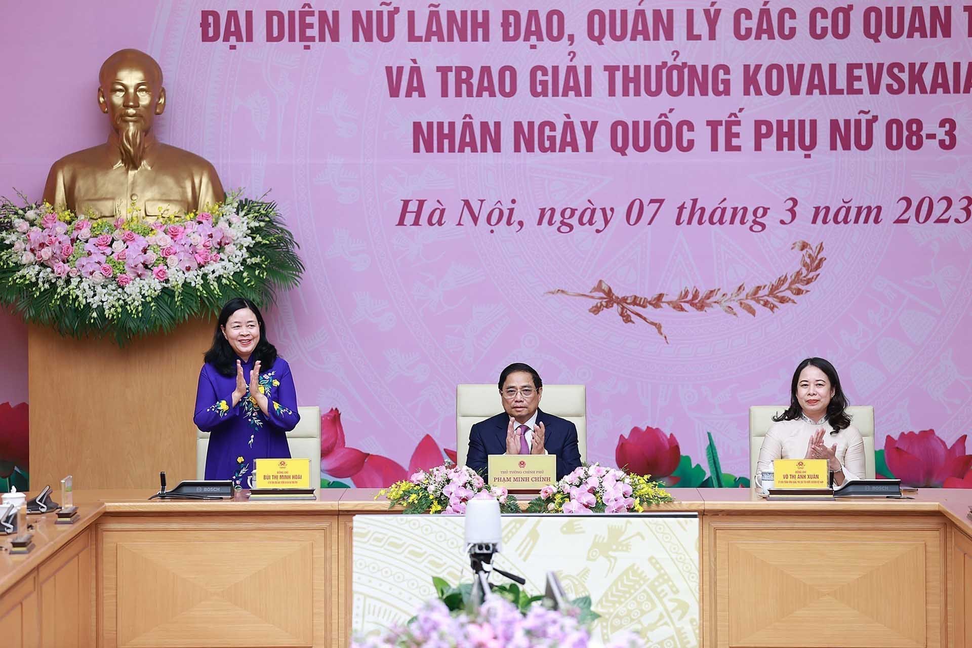 Trưởng ban Dân vận Trung ương Bùi Thị Minh Hoài tham dự buổi gặp mặt. (Nguồn: TTXVN) Trưởng ban Dân vận Trung ương Bùi Thị Minh Hoài tham dự buổi gặp mặt. (Nguồn: TTXVN)
