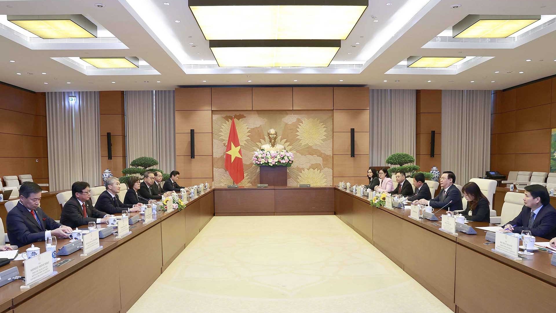 Chủ tịch Quốc hội Vương Đình Huệ tiếp đoàn công tác của Liên đoàn các tổ chức kinh tế Nhật Bản