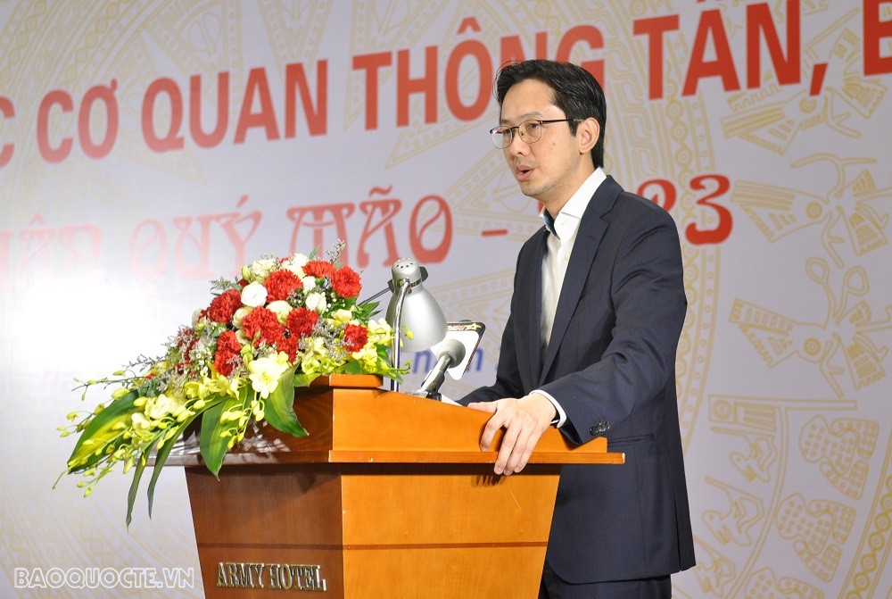 (03.07) Thứ trưởng Ngoại giao Đỗ Hùng Việt đánh giá cao hợp tác chặt chẽ giữa Bộ Quốc phòng và Bộ Ngoại giao trong thời gian qua. (Ảnh: Minh Quân) (03.07) Thứ trưởng Ngoại giao Đỗ Hùng Việt đánh giá cao hợp tác chặt chẽ giữa Bộ Quốc phòng và Bộ Ngoại giao trong thời gian qua. (Ảnh: Minh Quân)