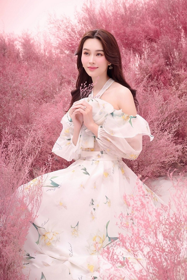 Dù là mẹ hai con nhưng Hoa hậu Đặng Thu Thảo vẫn giữ được vóc dáng mảnh mai. Dù là mẹ hai con nhưng Hoa hậu Đặng Thu Thảo vẫn giữ được vóc dáng mảnh mai.