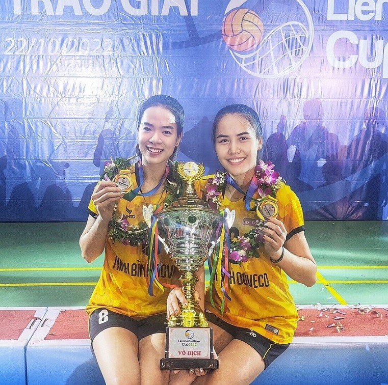 Lê Thanh Thúy và Đinh Thị Thúy đều đang khoác áo CLB nữ Ninh Bình từ mùa giải 2022. Trước đó, Thanh Thúy có 8 năm gắn bó với Ngân hàng Công thương trước khi nói lời chia tay, trong khi Đinh Thị Thúy kết thúc hợp đồng với đội Bắc Ninh.