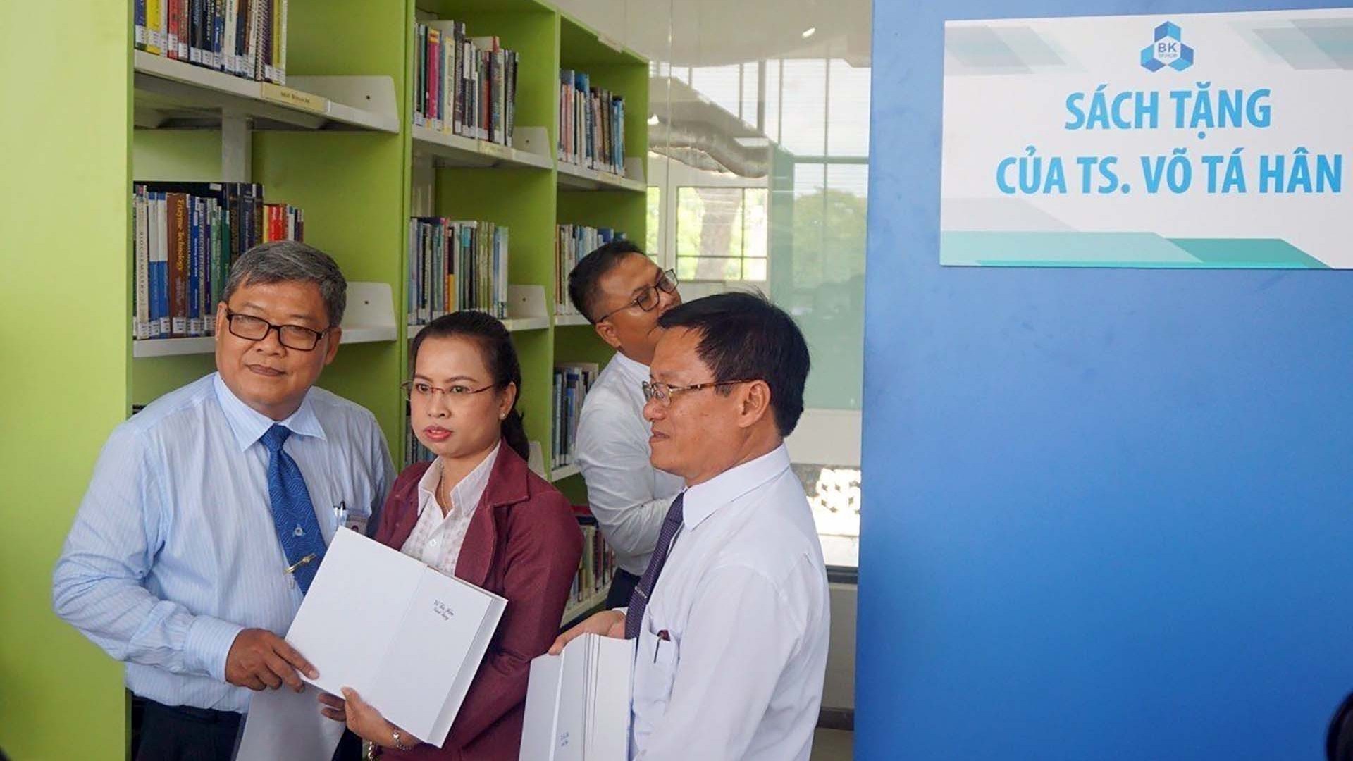 Kiều bào Võ Tá Hân: Miệt mài quyên sách quý cho quê nhà