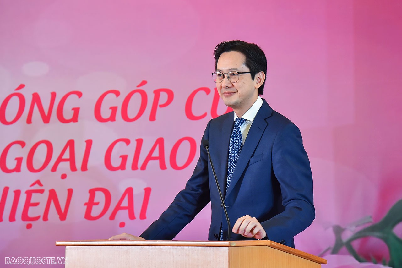 Phát biểu tại buổi gặp mặt, Thứ trưởng Ngoại giao Đỗ Hùng Việt cho rằng, ngày tôn vinh phụ nữ quốc tế 8/3 ở Việt Nam luôn hết sức có ý nghĩa, là dịp để tôn vinh những phẩm chất đẹp, những đóng góp nhân văn của người phụ nữ với thiên chức làm vợ, làm mẹ; tôn vinh những truyền thống cao đẹp từ ngàn đời của phụ nữ Việt Nam: anh hùng, bất khuất, trung hậu, đảm đang.