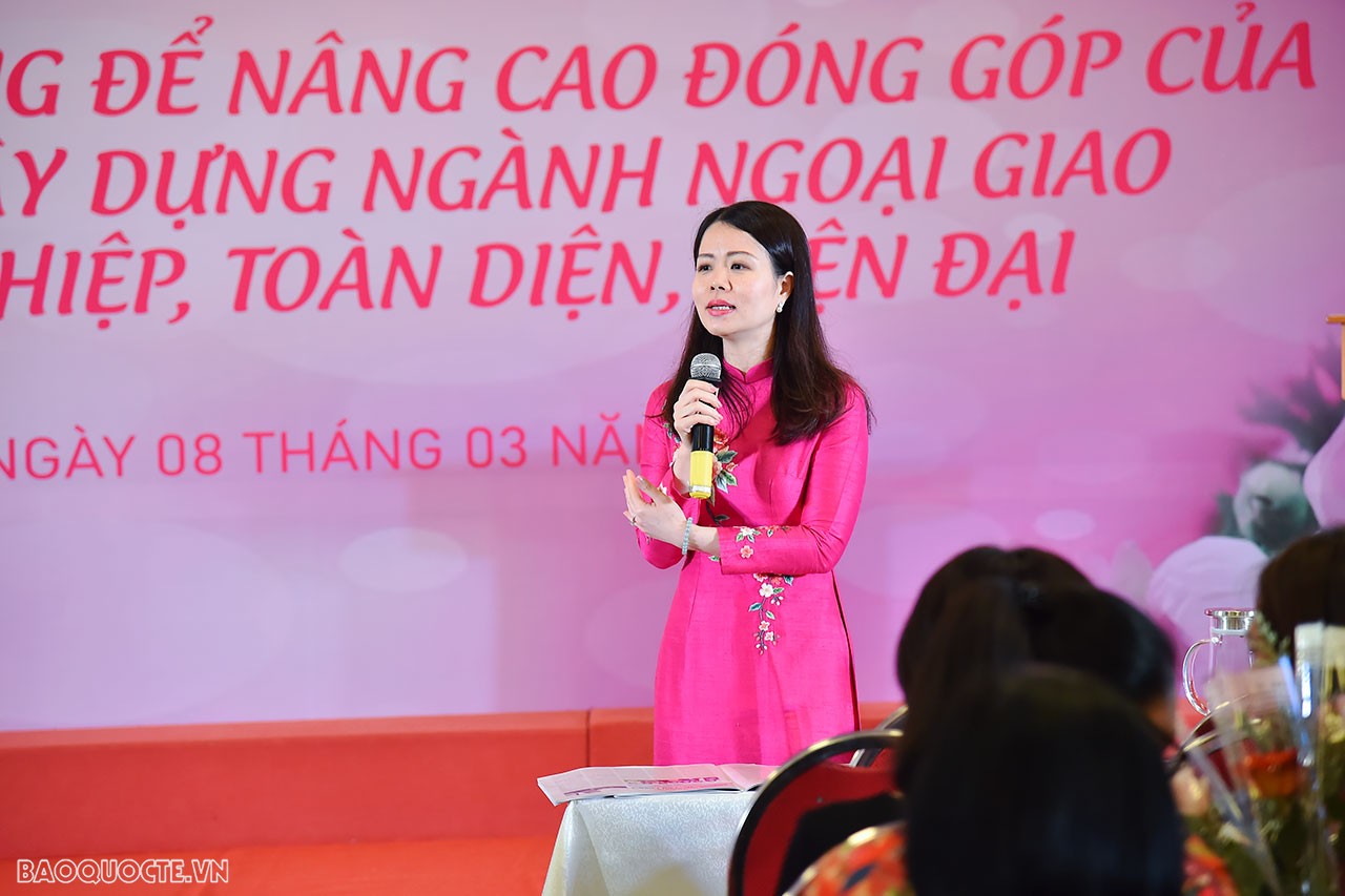 Sau đó là màn giao lưu, tâm sự của chị em tại Tọa đàm “Truyền cảm hứng để nâng cao đóng góp của cán bộ nữ xây dựng ngành Ngoại giao chuyên nghiệp, toàn diện, hiện đại”.