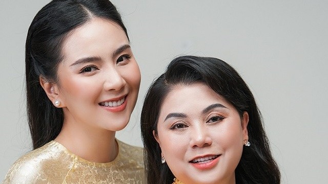 Diễn viên truyền hình và MC Mai Ngọc rạng rỡ bên mẹ với áo dài ngày 8/3